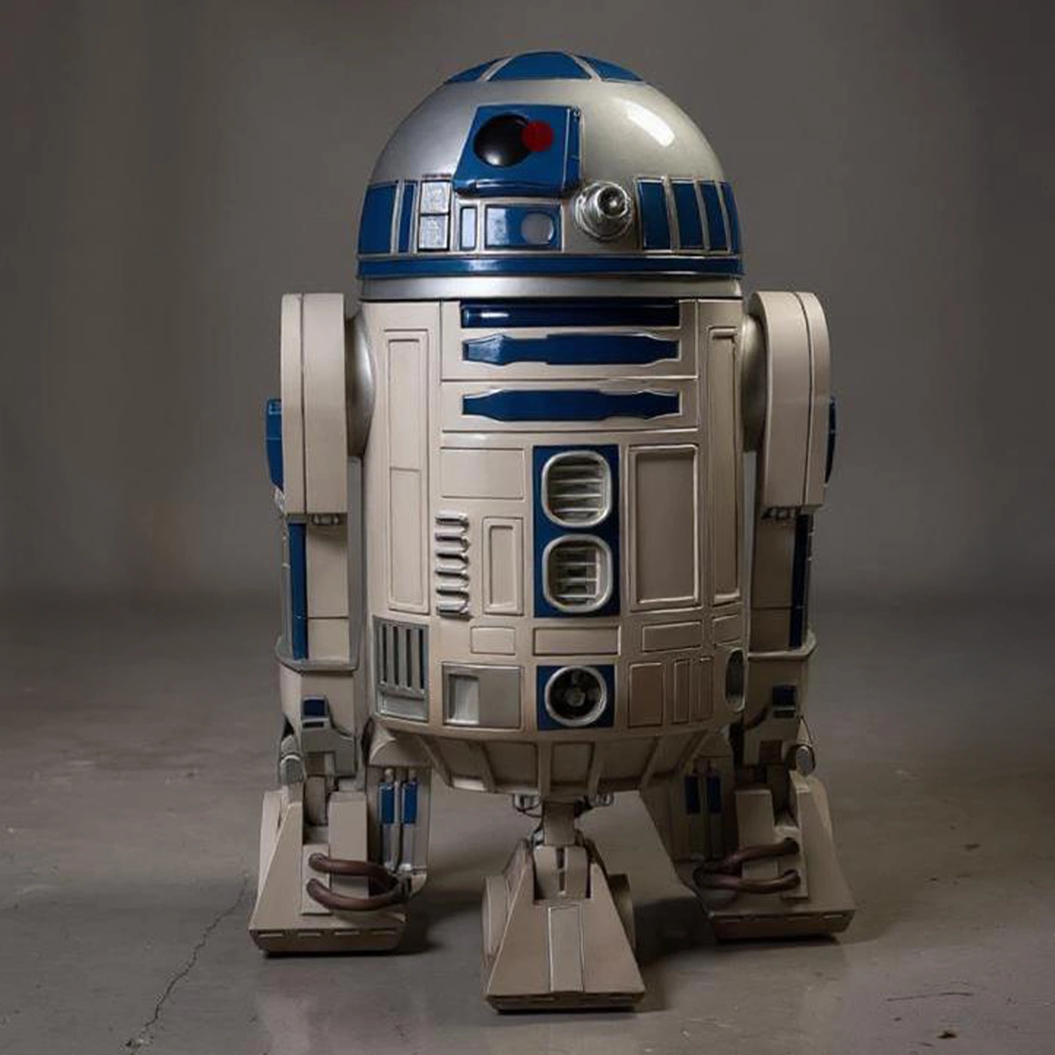 Life-size R2-D2 statue – Blight Studios