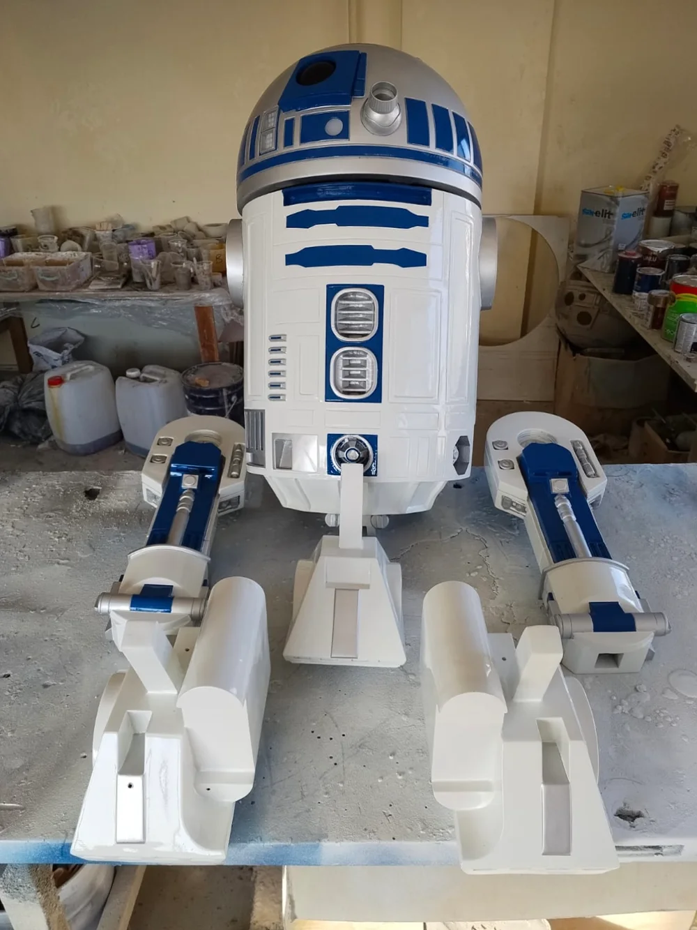 Blight Studios workshop – handcrafting a life-size R2-D2