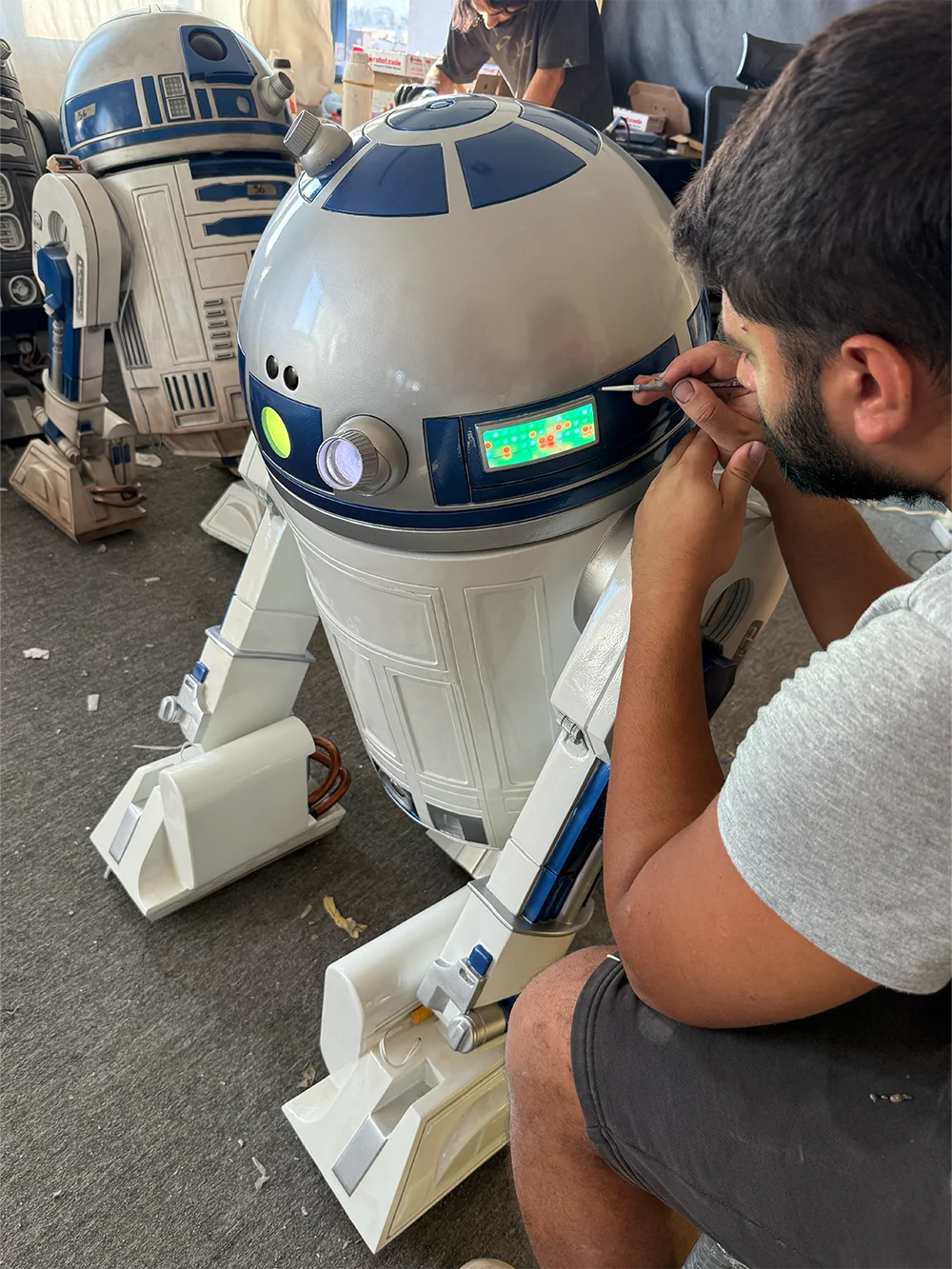 Blight Studios workshop – handcrafting a life-size R2-D2