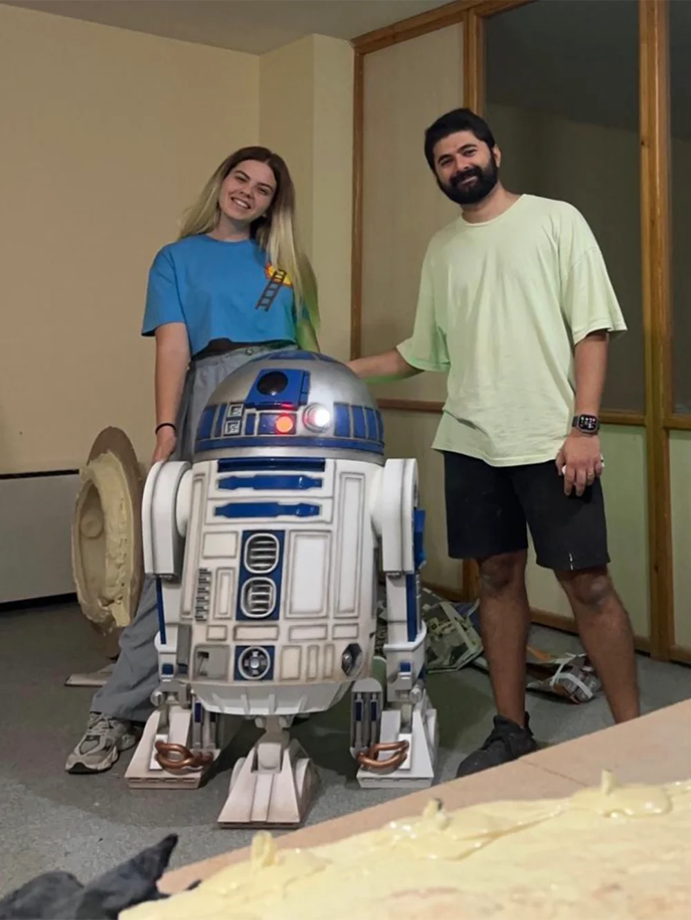 Blight Studios workshop – handcrafting a life-size R2-D2