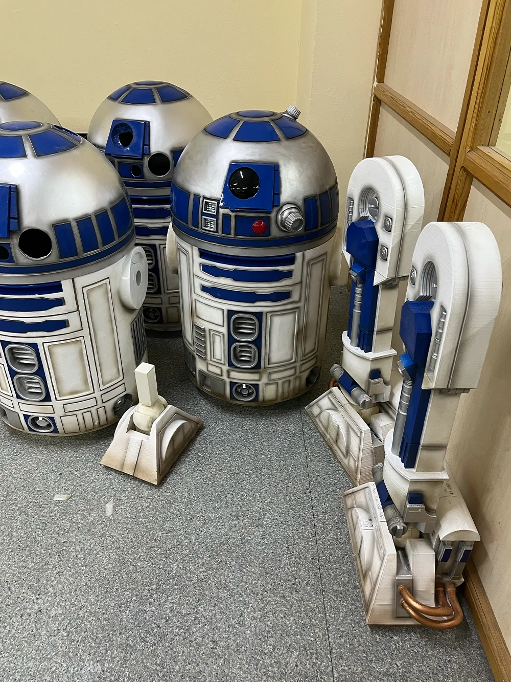 Blight Studios workshop – handcrafting a life-size R2-D2
