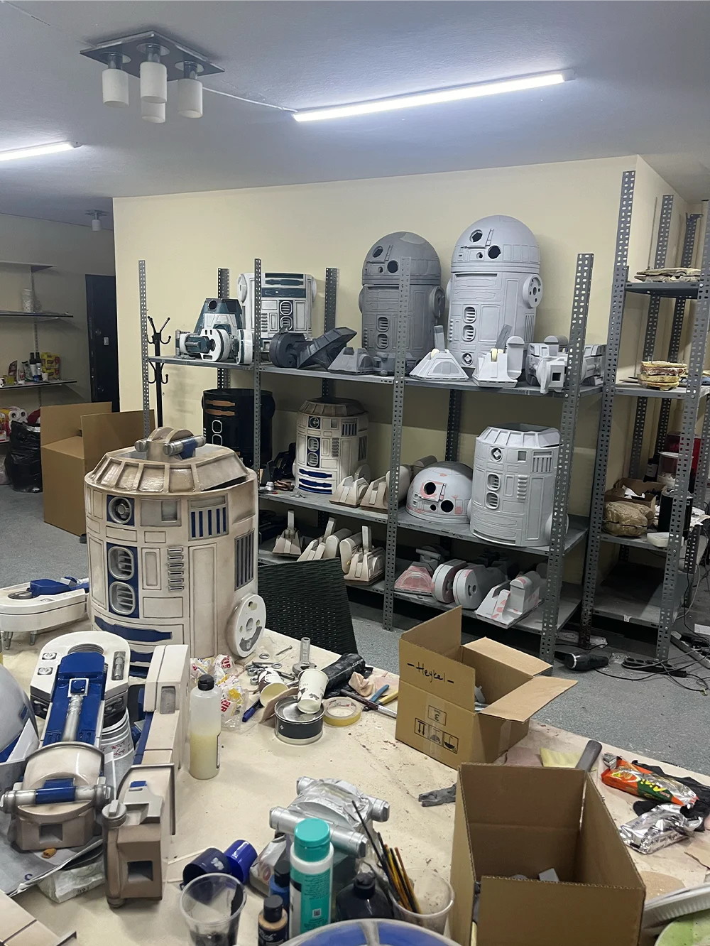 Blight Studios workshop – handcrafting a life-size R2-D2