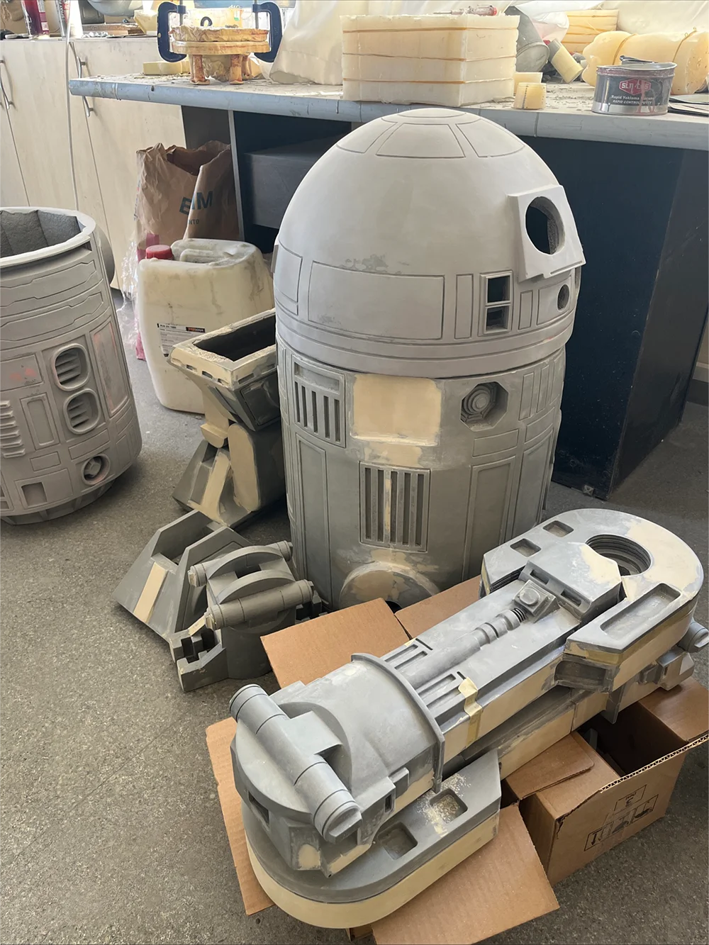 Blight Studios workshop – handcrafting a life-size R2-D2