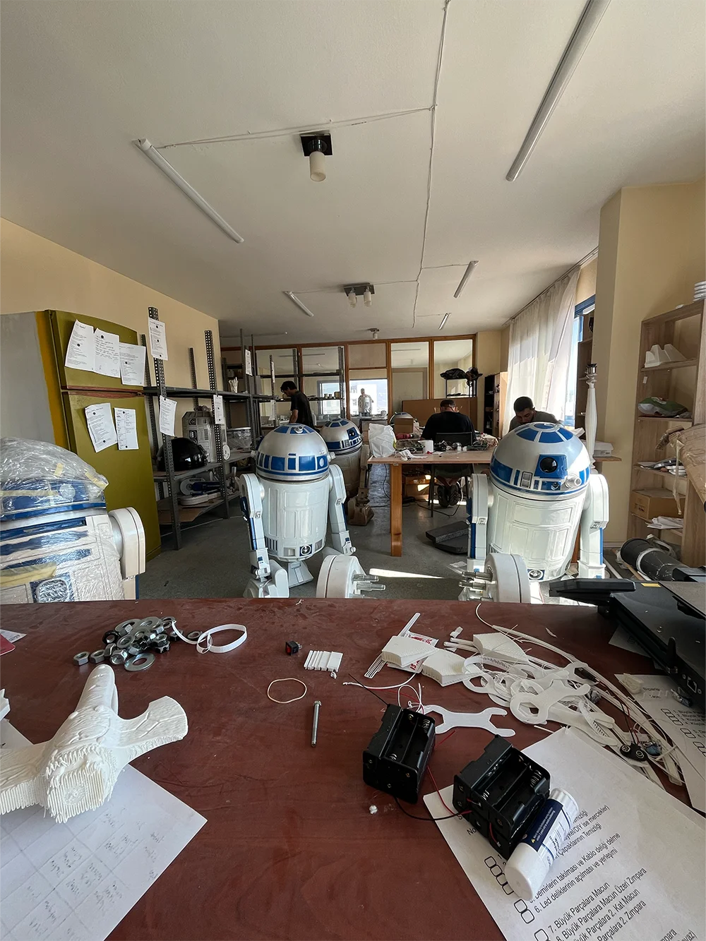 Blight Studios workshop – handcrafting a life-size R2-D2