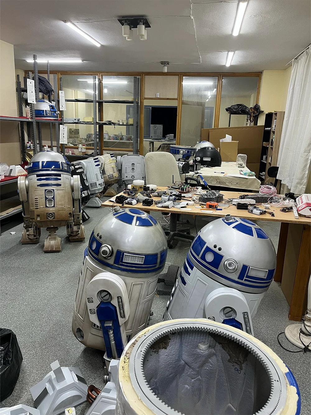 Blight Studios workshop – handcrafting a life-size R2-D2