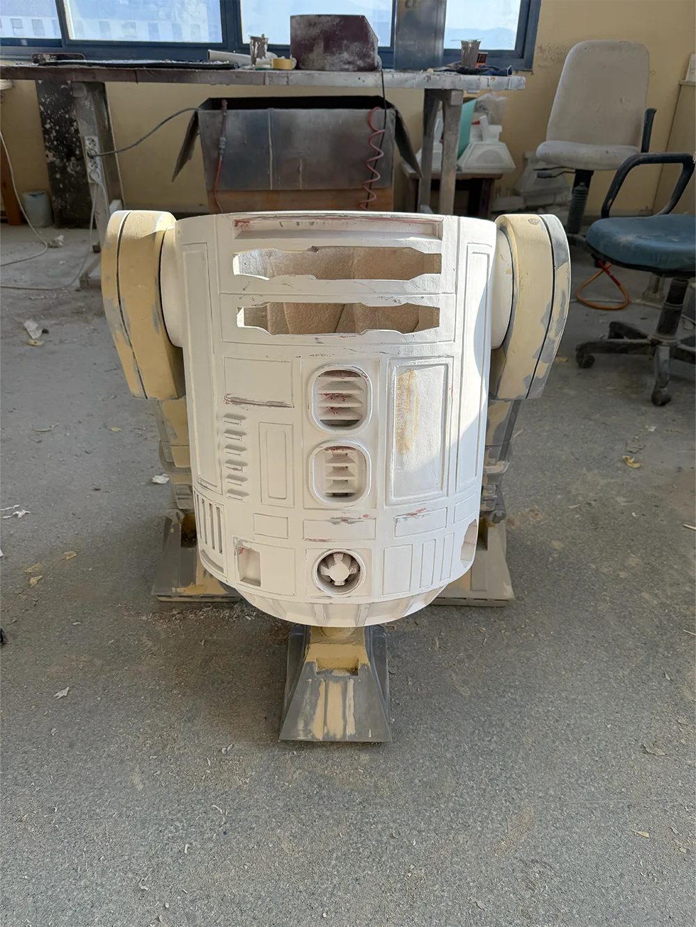 Blight Studios workshop – handcrafting a life-size R2-D2