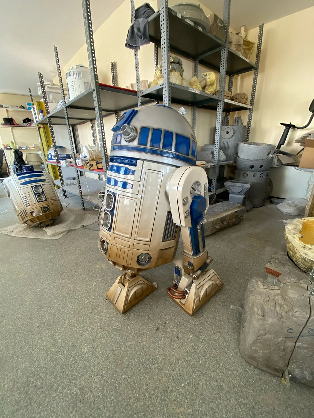 Blight Studios workshop – handcrafting a life-size R2-D2