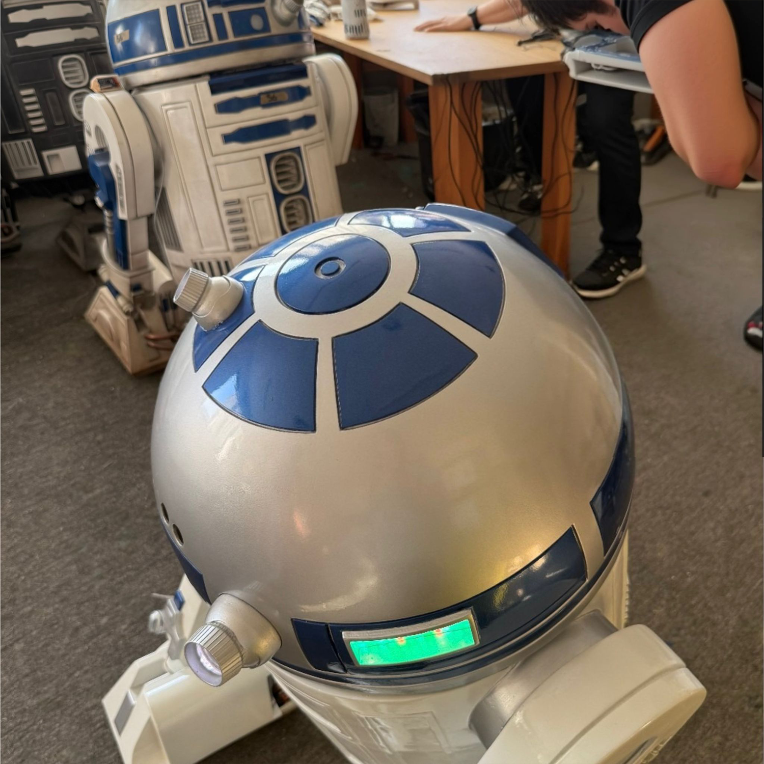 Blight Studios workshop – handcrafting a life-size R2-D2