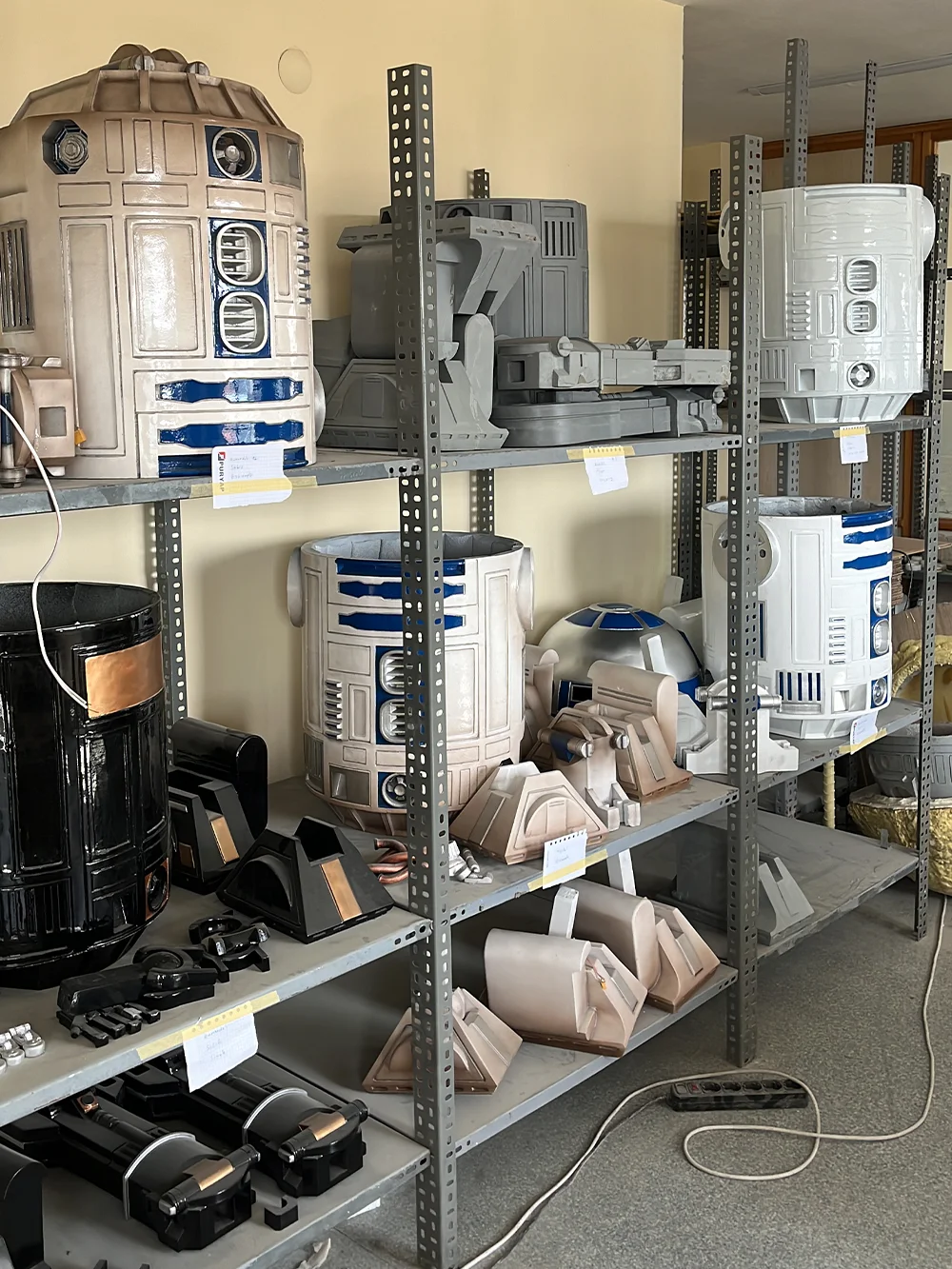 Blight Studios workshop – handcrafting a life-size R2-D2