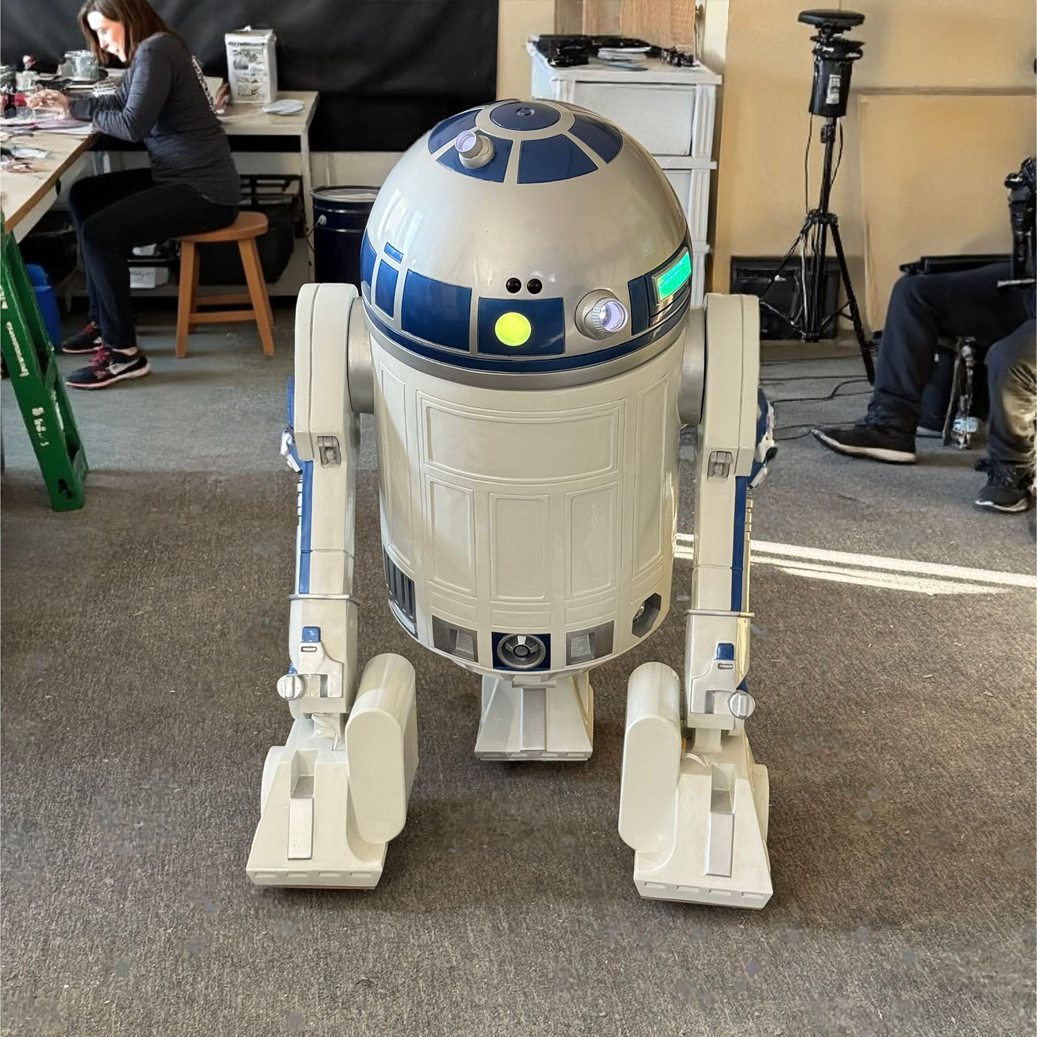Blight Studios workshop – handcrafting a life-size R2-D2