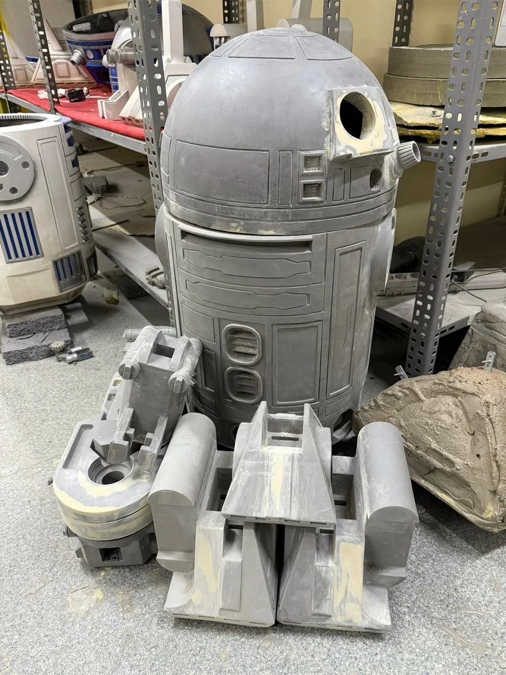 Blight Studios workshop – handcrafting a life-size R2-D2