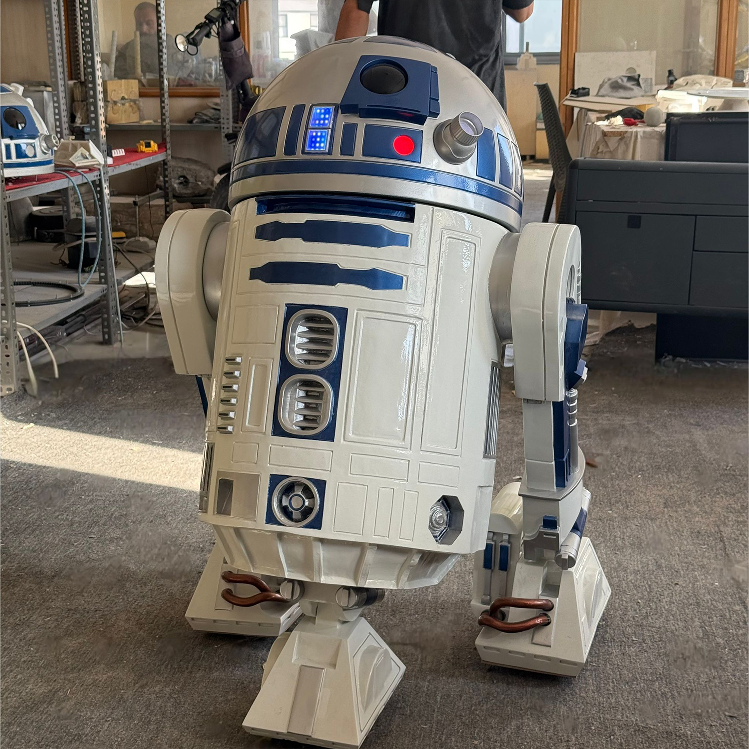 Blight Studios workshop – handcrafting a life-size R2-D2