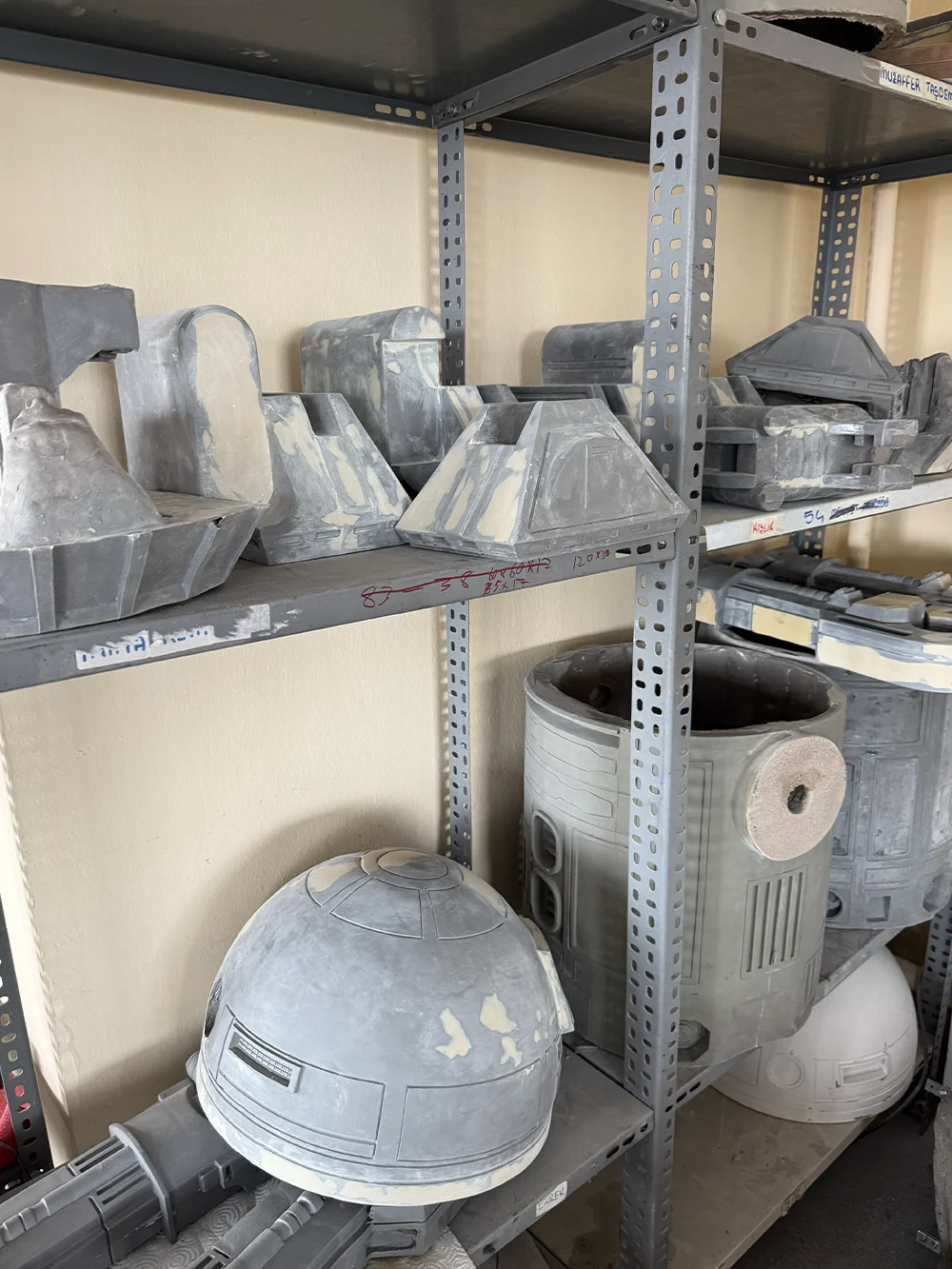Blight Studios workshop – handcrafting a life-size R2-D2