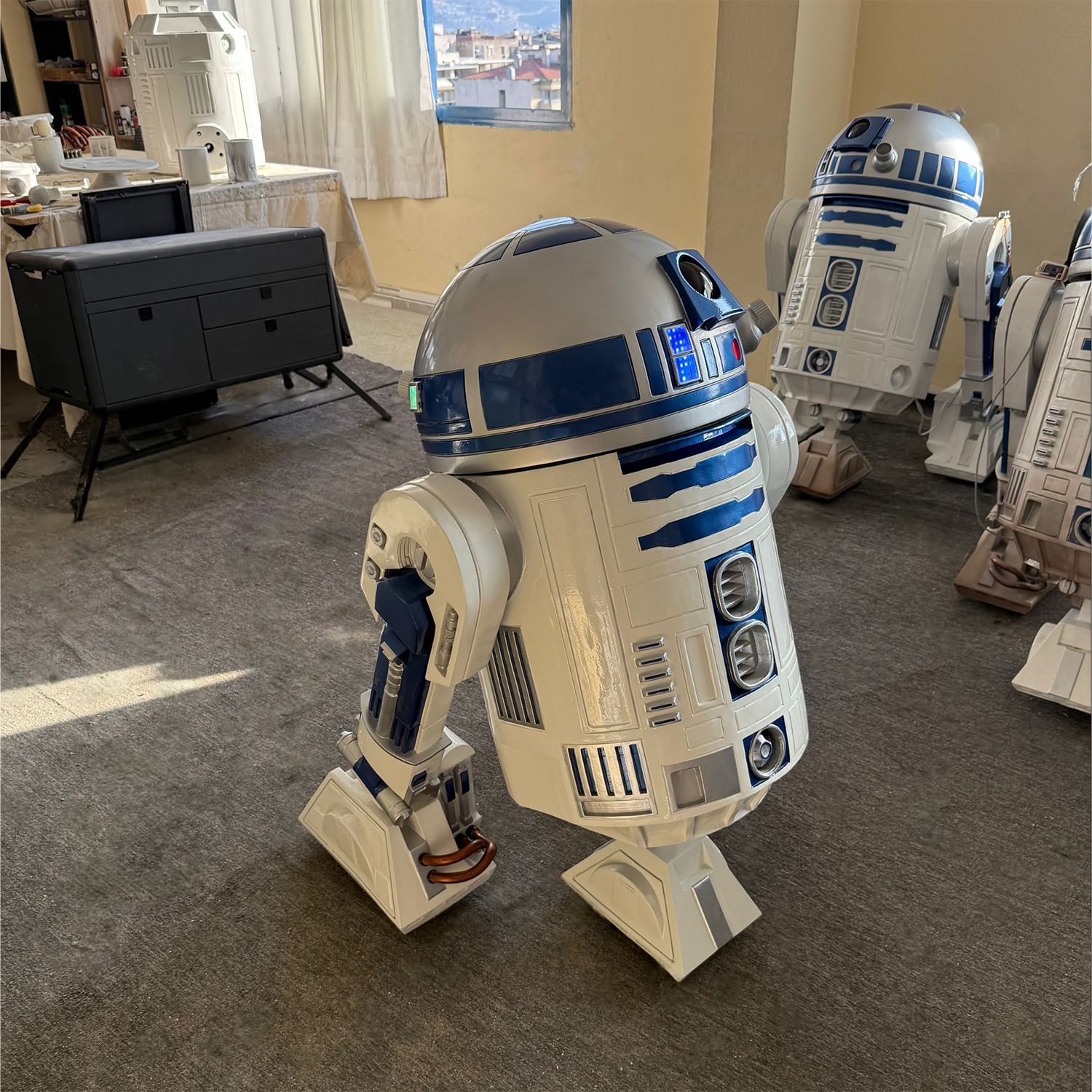 Blight Studios workshop – handcrafting a life-size R2-D2