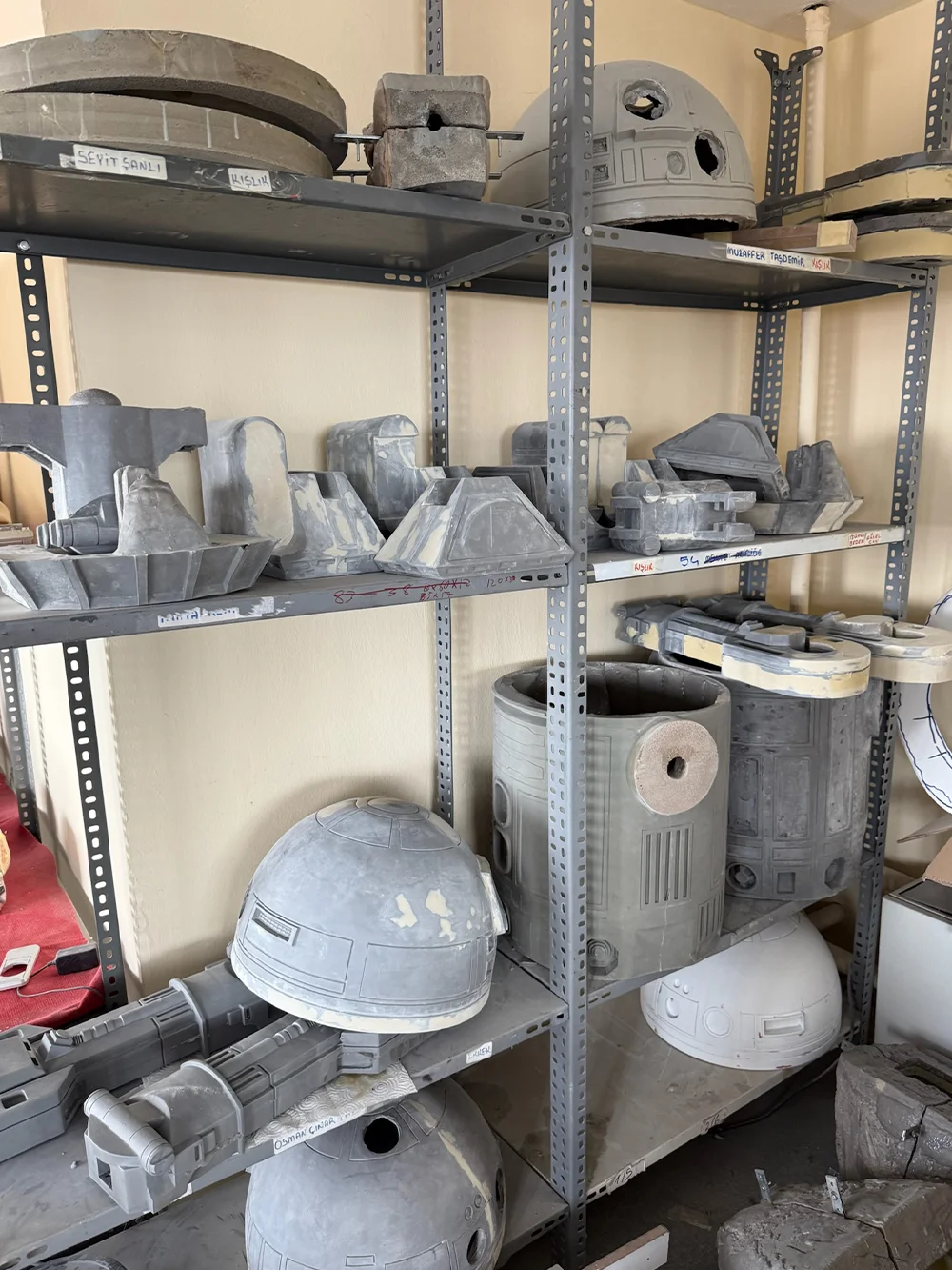 Blight Studios workshop – handcrafting a life-size R2-D2