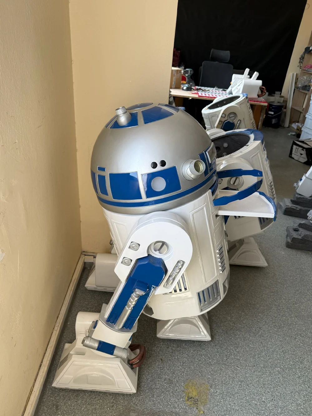 Blight Studios workshop – handcrafting a life-size R2-D2
