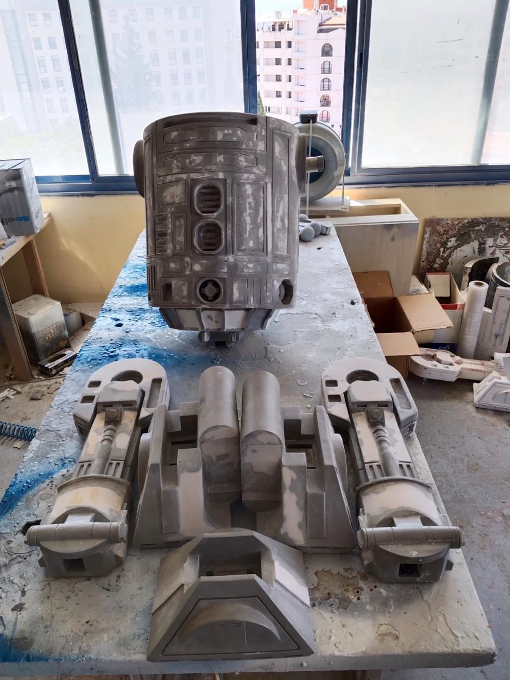 Blight Studios workshop – handcrafting a life-size R2-D2